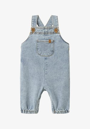 Salopette di jeans azzurri chiari con spalline regolabili, bottoni in legno, una tasca frontale e polsini elasticizzati alle caviglie; tessuto testurizzato.