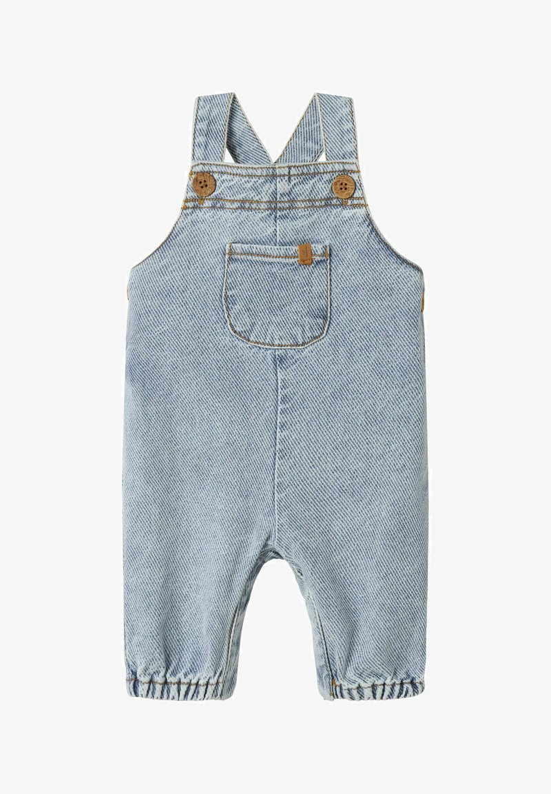 Ljusblå denimoverall med justerbara axelband, träknappar, en framficka och elastiska manschetter vid anklarna; texturerad tyg.