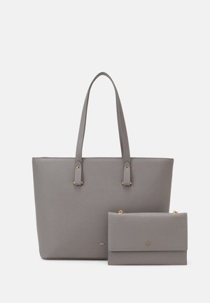 Bolso tote sintético gris con dos asas, que presenta una superficie texturizada y herrajes dorados; incluye una billetera pequeña a juego.