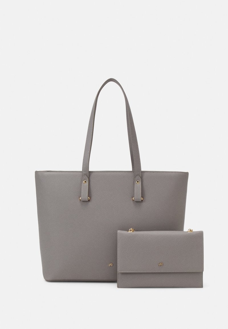 Bolso tote sintético gris con dos asas, que presenta una superficie texturizada y herrajes dorados; incluye una billetera pequeña a juego.