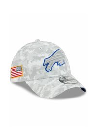 Graue Camouflage-Baseballmütze mit blauem gesticktem Logo, Aufnäher der amerikanischen Flagge, gebogenem Schirm und New Era-Tag. Die Stofftextur wirkt robust.