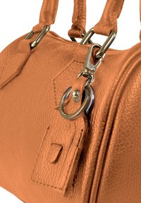 Mittelgroße orangefarbene Ledertasche mit strukturierter Oberfläche, kurzen Griffen und silbernen Beschlägen mit Clip- und Ringdetail.