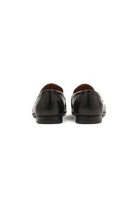 Pantofi din piele neagră cu o finisare netedă, vârf rotund, toc mic și detalii minime de cusătură în spate.