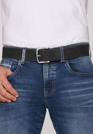 Schwarzer Leder Gürtel mit geprägtem Logo, silberner Metallschnalle und verstellbarer Länge, getragen mit blauen Jeans.