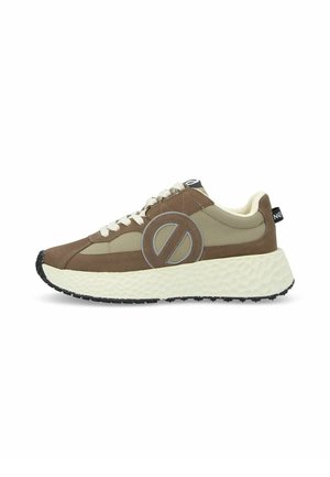 Baskets brunes et beiges avec une semelle texturée de couleur claire, un logo circulaire proéminent et des lacets clairs. Présente un col rembourré et des panneaux en maille.