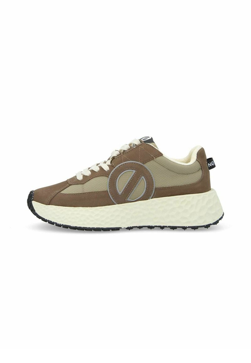 Bruine en beige sneaker met een gestructureerde lichtkleurige zool, een opvallend rond logo en lichte veters. Beschikt over een gewatteerde kraag en mesh panelen.