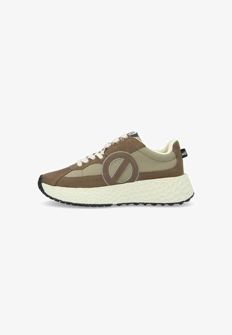 Braune und beige Sneaker mit einer strukturierten, hellen Sohle, einem auffälligen, runden Logo und hellen Schnürsenkeln. Verfügt über einen gepolsterten Schaft und Netzpaneele.