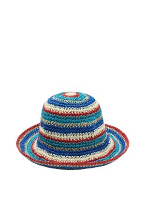 Szydełkowany kapelusz typu bucket z szerokim rondem z poziomymi paskami w kolorach niebieskim, czerwonym, białym i beżowym.