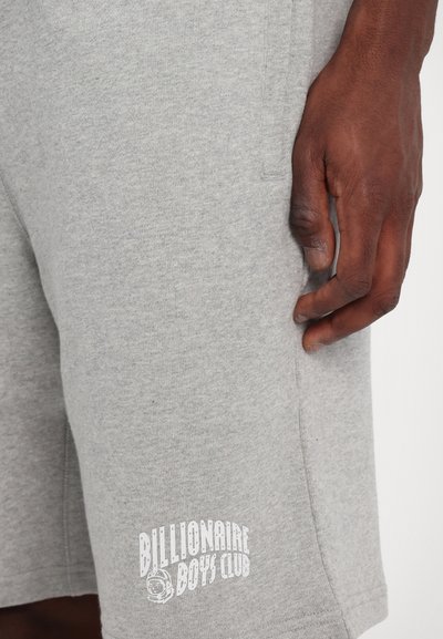 Grå shorts i bomuldsblanding med en blød tekstur. Har sidelommer og et hvidt logo-print "Billionaire Boys Club" nær kanten.