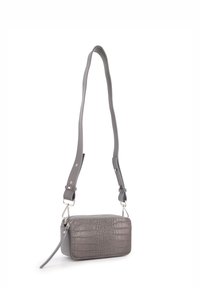 Grau Faux-Leder Umhängetasche mit Krokodilmuster, rechteckiger Form, verstellbarem Schulterriemen und silbernen Hardware-Details.