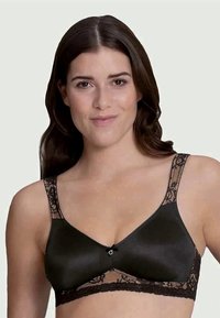 Musta rintaliivi, jossa on sileä satiiniviimeistely, pitsireunus olkaimissa ja vyössä sekä pieni koristeellinen rengas etuosassa.