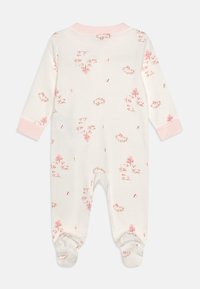 Romper de algodón para bebé en color crema con acentos rosas, que presenta un patrón juguetón con temática de granja, incluyendo árboles y animales. Tiene diseño con pies y mangas largas.