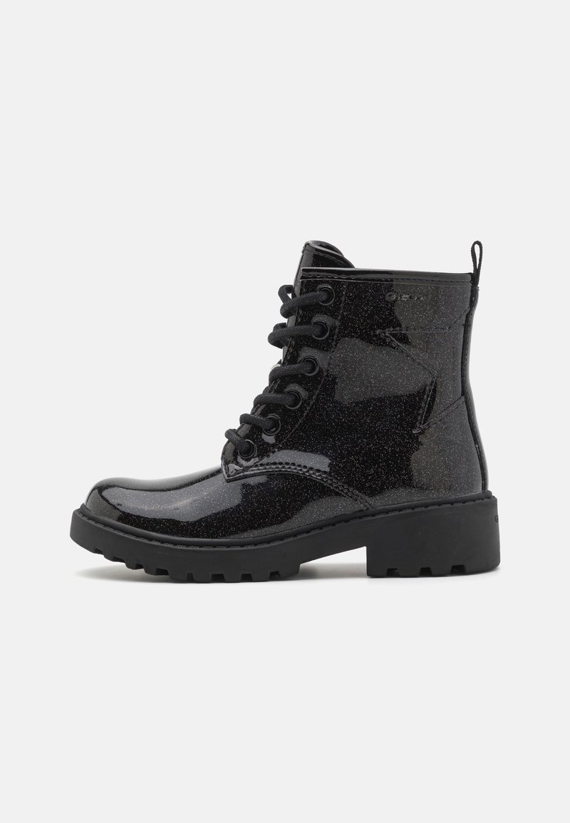 Bottine noire brillante à lacets avec semelle texturée, languette au talon et petit talon carré, vue de profil sur fond blanc.