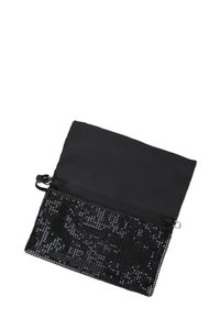 Borsa a pochette nera con la parte superiore in tessuto liscio e la parte inferiore decorata con paillettes nere lucide. Dotata di una chiusura superiore con maniglia.