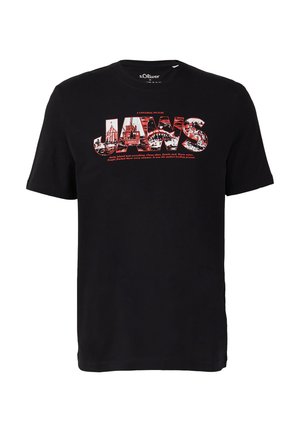 T-shirt in cotone nero con grafica rossa contenente il testo "JAWS" e immagini correlate al film, tra cui uno squalo e scene di spiaggia.
