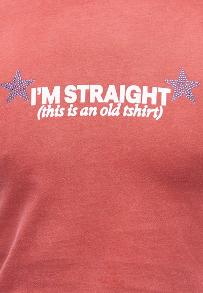 Koralové tričko s bielym textom "I'M STRAIGHT (toto je staré tričko)" a dvoma modrými hviezdičkami po oboch stranách textu.