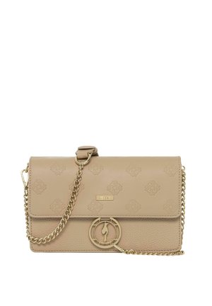 Beżowa skórzana torebka crossbody z łańcuszkowym paskiem, tłoczonym wzorem, złotymi akcentami i okrągłym logo na frontowej części.