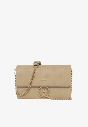 Beżowa skórzana torebka crossbody z łańcuszkowym paskiem, tłoczonym wzorem, złotymi akcentami i okrągłym logo na frontowej części.