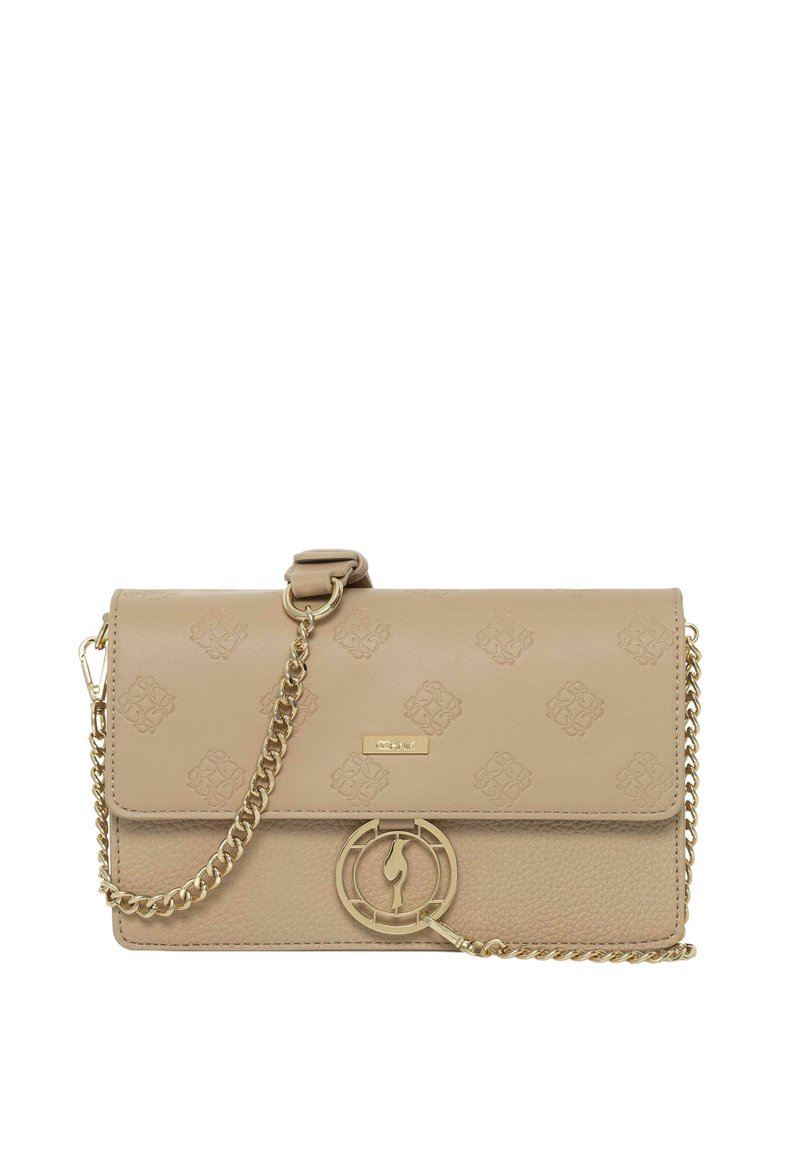 Beżowa skórzana torebka crossbody z łańcuszkowym paskiem, tłoczonym wzorem, złotymi akcentami i okrągłym logo na frontowej części.