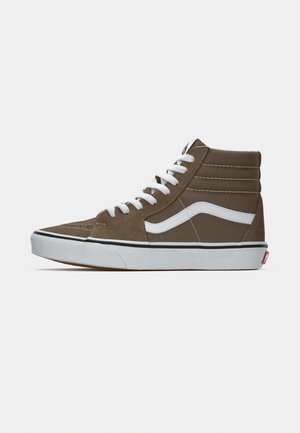 Braune High-Top-Sneaker aus Wildleder, mit weißen Schnürsenkeln und seitlichem Streifen, weißer Gummisohle und schwarzer Akzentlinie auf der Sohle.