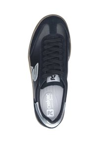 Baskets noires avec un dessus en cuir lisse, des accents texturés, un logo argenté, des lacets noirs et une semelle en caoutchouc brun flexible.