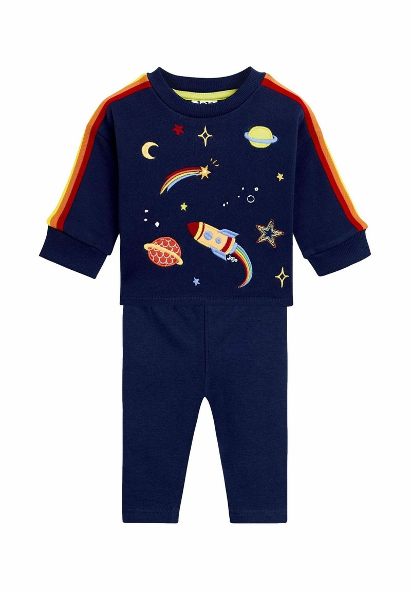 Outfit per bambini di colore blu navy con maniche lunghe, caratterizzato da strisce arcobaleno e ricami a tema spaziale che includono un razzo, pianeti, stelle e una luna crescente.