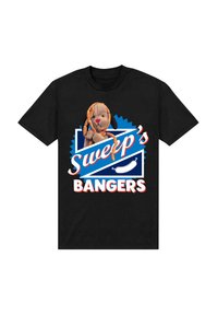 Svart t-shirt med en grafisk design av en mjuk hund, fet text som säger "Sweep's Bangers" och färgglada accenter i blått och vitt.