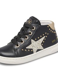 Sneaker alta nera con lacci neri, occhielli dorati, borchie dorate, una stella di paillettes bianchi, colletto beige e suola bianca.