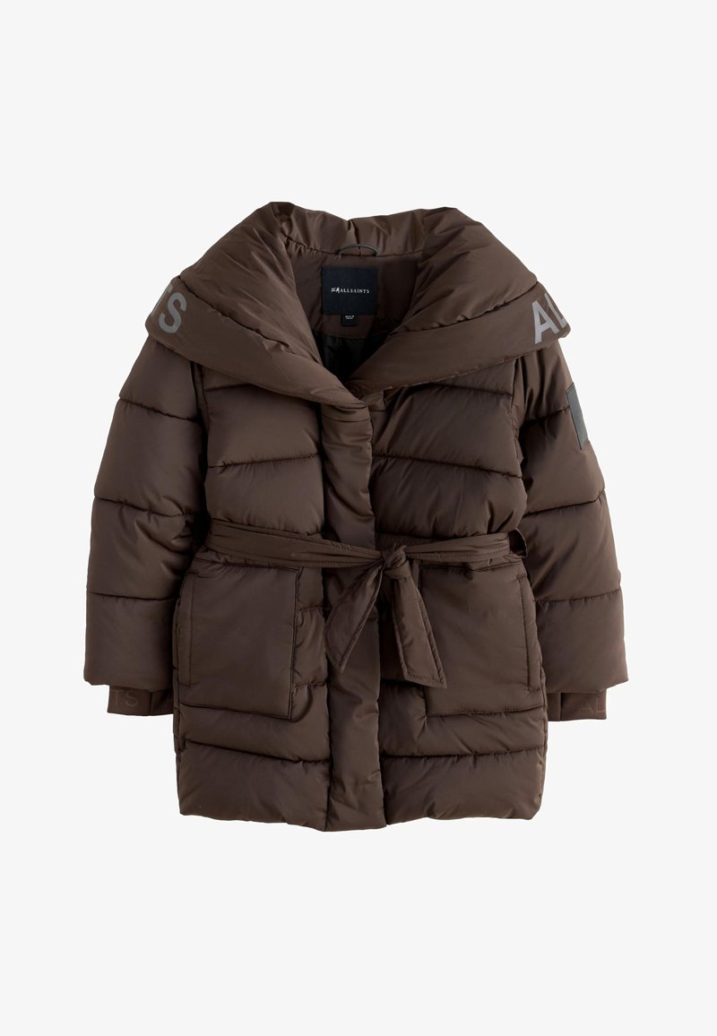 Bruine gewatteerde winterjas met oversized kraag, taille met riem, grote voorzakken en logo-tekst op de rand van de kraag en op de mouwpatch.