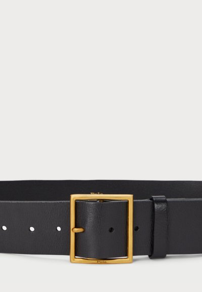 Curea din piele neagră cu un finisaj texturat, prezentând o cataramă rectangulară din metal auriu și mai multe găuri pentru ajustare.