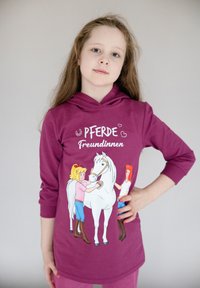 Felpa con cappuccio color marrone bordeaux che presenta ragazze in stile cartone animato e un cavallo bianco. Il design include il testo "Pferde Freundinnen" sopra l'illustrazione.