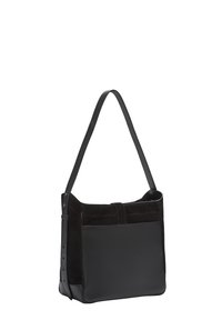 Borsa a spalla in pelle nera e suede con una tracolla singola, caratterizzata da un pannello anteriore liscio e un pannello posteriore testurizzato.