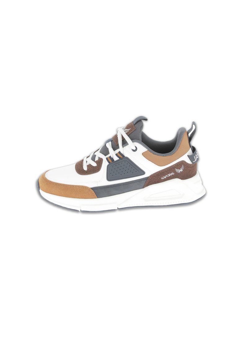 Zapatilla con una parte superior de malla blanca, gamuza marrón y acentos grises. Presenta un panel negro en el lateral y una suela texturizada blanca. Los cordones son blancos.