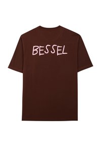 Camiseta de algodón marrón con mangas cortas, escote redondo y la palabra "BESSEL" en rosa claro, impresa de forma destacada en la parte posterior.