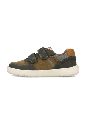 Zapatilla casual marrón y gris con dos tiras de velcro, suela blanca y detalle en el talón color beige, mostrada de lado sobre un fondo blanco.