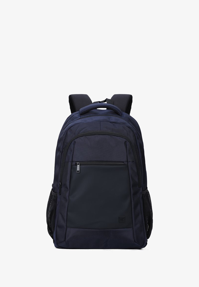 Zaino blu navy realizzato in tessuto resistente, con un compartimento principale, tasca frontale con zip, tasche laterali in rete e spallacci imbottiti.