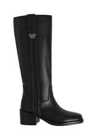 Bota negra de cuero hasta la rodilla; cuenta con una franja lateral con tachuelas y un tacón bajo. Textura suave y diseño minimalista.