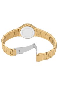 Reloj de acero inoxidable dorado con un diseño de pulsera flexible, que presenta una caja redonda lisa, eslabones texturizados y un cierre de color plateado.