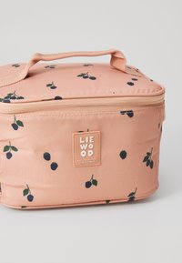 Borsa isolata color pesca con chiusura a zip, decorata con un motivo di bacche e una maniglia superiore. Include un'etichetta con il marchio sulla parte anteriore.