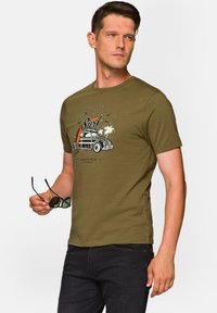 Oliwkowa bawełniana koszulka z okrągłym dekoltem, z nadrukowanym motywem vintage samochodu, deski surfingowej i palm. Prosty design.