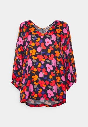 Kwiatowa bluzka z głębokim dekoltem V, rękawami o długości trzech czwartek i granatowym tłem. Wzór zawiera czerwone, różowe i pomarańczowe kwiaty.