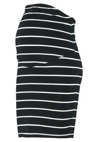 Randig klänning i svart och vitt, figurnära design, knälång, tillverkad av mjukt tyg, med en draperad halsringning och ruching-detalj på sidan.