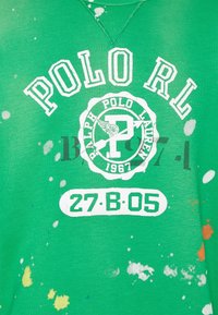 Vihreä collegepaita, jossa on valkoinen "POLO RL" -teksti, pyöreä Ralph Lauren -logo, numerot "27 B 05" ja hajallaan värikkäitä maalisuttuja.