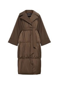 Cappotto lungo, marrone, imbottito realizzato in materiale lucido. Presenta un ampio colletto, vita con cintura e maniche ampie con dettagli a bottone.