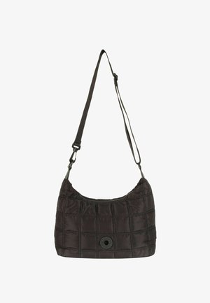 Czarna pikowana torba na ramię o zaokrąglonym kształcie, wyposażona w zamek błyskawiczny oraz okrągły logotyp z przodu. Regulowany pasek.