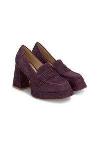 Mocassins à talons carrés en suède violet avec un bout arrondi et des coutures décoratives. Texture lisse, semelle plateforme et un talon légèrement surélevé.