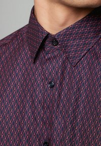 Next PRINTED SINGLE CUFF- REGULAR FIT - Shirt - burgundy red geometric