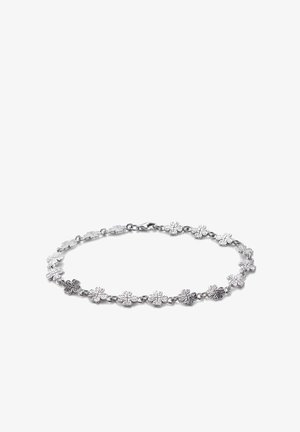 Sølvarmbånd med lenkede firkløveranheng med inngravert detaljer og lukkemekanisme med hummerlås.