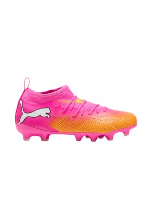 Chaussure de football Puma rose vif et orange avec lacets, col de cheville type chaussette et crampons moulés sur la semelle pour jouer sur terrain ferme.