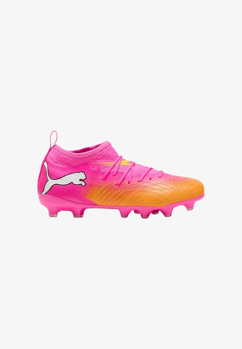 Chaussure de football Puma rose vif et orange avec lacets, col de cheville type chaussette et crampons moulés sur la semelle pour jouer sur terrain ferme.